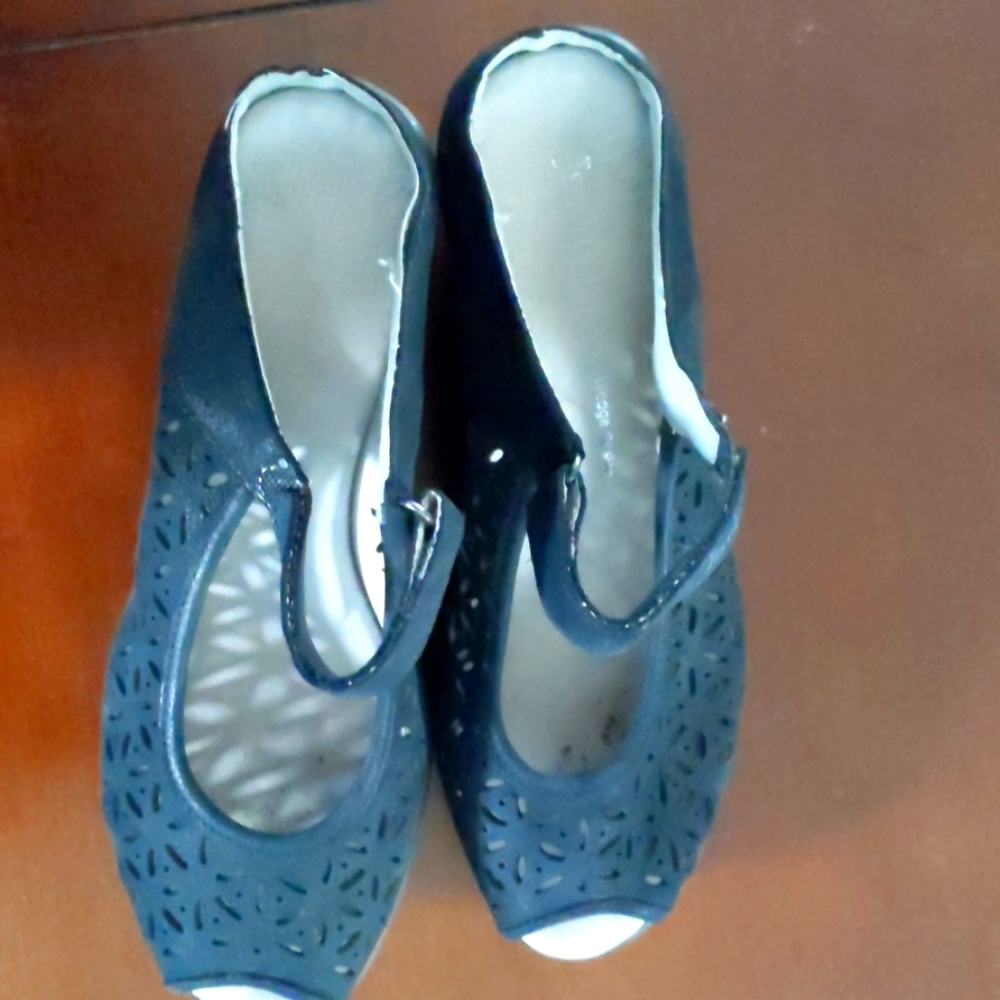 Comfy heeled all vegan Sandals